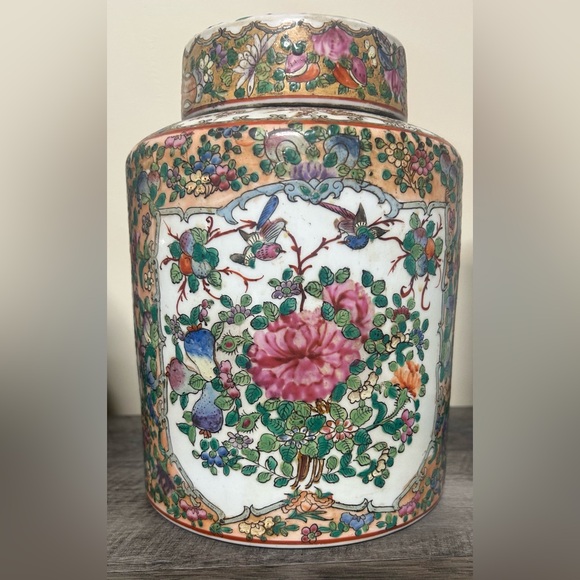 Vintage Rose Medallion Ginger Jar/Urn. - Picture 4 of 5